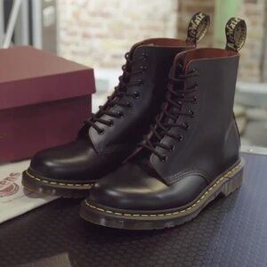 Dr. Martens Women's 1460 MIE LIMITED EDITION MADE IN ENGLAND Black Quilon US 10